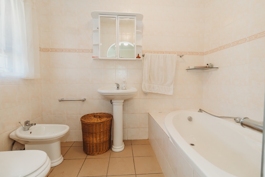 4 Bedroom Property for Sale in Glen Barrie Western Cape
